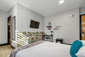Room For Two With Pool And Kitchen Access